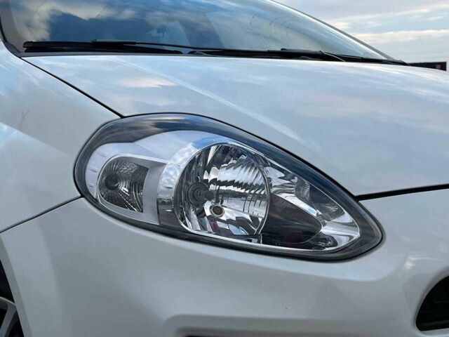 Білий Фіат Гранде Пунто, об'ємом двигуна 1.4 л та пробігом 76 тис. км за 6890 $, фото 7 на Automoto.ua