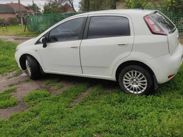 Белый Фиат Гранде Пунто, объемом двигателя 1.4 л и пробегом 205 тыс. км за 5500 $, фото 4 на Automoto.ua