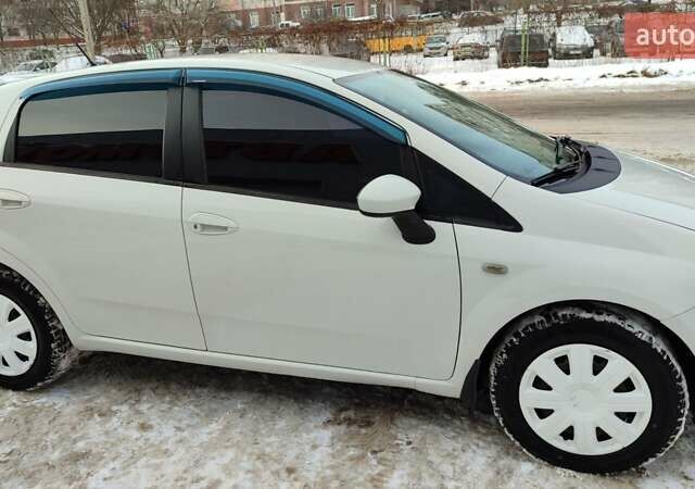 Белый Фиат Гранде Пунто, объемом двигателя 1.4 л и пробегом 107 тыс. км за 6000 $, фото 1 на Automoto.ua