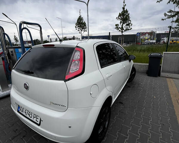 Белый Фиат Гранде Пунто, объемом двигателя 1.37 л и пробегом 104 тыс. км за 4800 $, фото 19 на Automoto.ua