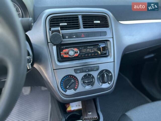 Белый Фиат Гранде Пунто, объемом двигателя 1.25 л и пробегом 145 тыс. км за 7000 $, фото 11 на Automoto.ua