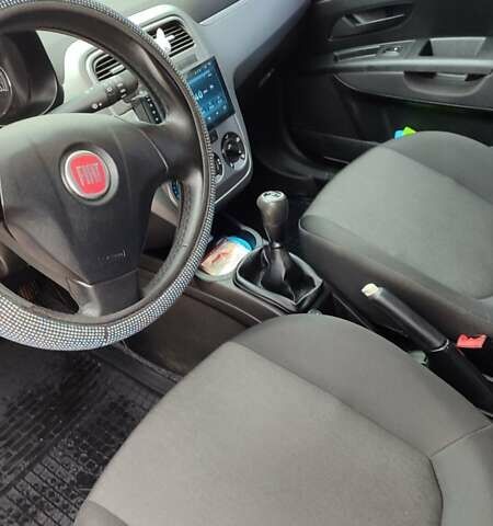 Белый Фиат Гранде Пунто, объемом двигателя 1.4 л и пробегом 107 тыс. км за 6000 $, фото 16 на Automoto.ua