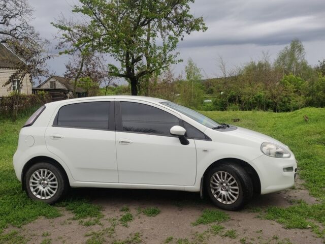 Белый Фиат Гранде Пунто, объемом двигателя 1.4 л и пробегом 205 тыс. км за 5500 $, фото 6 на Automoto.ua