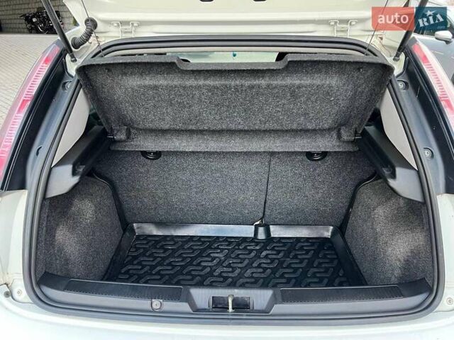 Білий Фіат Гранде Пунто, об'ємом двигуна 1.4 л та пробігом 76 тис. км за 6890 $, фото 33 на Automoto.ua