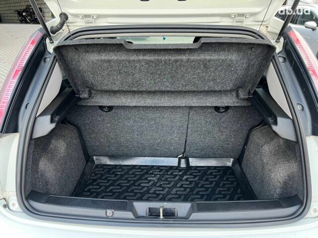 Білий Фіат Гранде Пунто, об'ємом двигуна 1.4 л та пробігом 76 тис. км за 6890 $, фото 34 на Automoto.ua