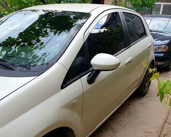 Белый Фиат Гранде Пунто, объемом двигателя 1.4 л и пробегом 68 тыс. км за 5700 $, фото 2 на Automoto.ua