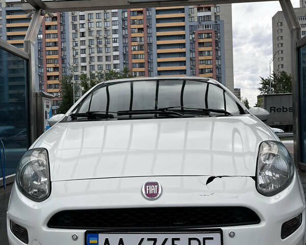Белый Фиат Гранде Пунто, объемом двигателя 1.37 л и пробегом 104 тыс. км за 4800 $, фото 3 на Automoto.ua
