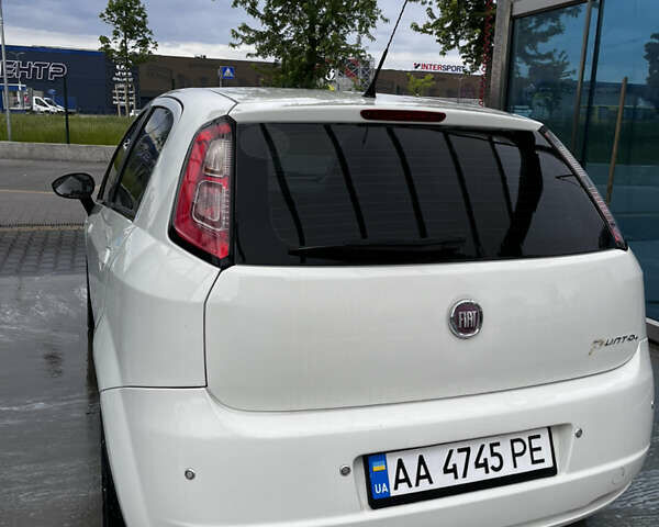 Белый Фиат Гранде Пунто, объемом двигателя 1.37 л и пробегом 104 тыс. км за 4800 $, фото 5 на Automoto.ua