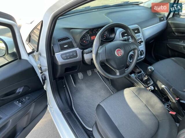 Белый Фиат Гранде Пунто, объемом двигателя 1.25 л и пробегом 145 тыс. км за 7000 $, фото 7 на Automoto.ua
