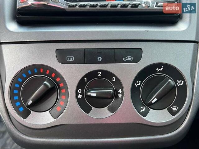 Білий Фіат Гранде Пунто, об'ємом двигуна 1.4 л та пробігом 76 тис. км за 6890 $, фото 27 на Automoto.ua