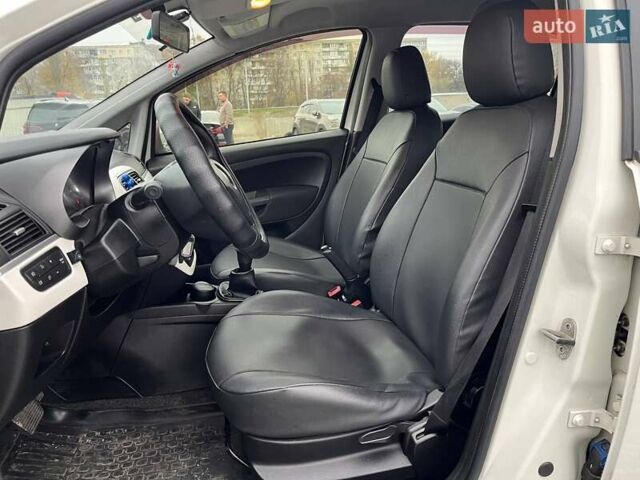 Білий Фіат Гранде Пунто, об'ємом двигуна 1.37 л та пробігом 194 тис. км за 5590 $, фото 8 на Automoto.ua