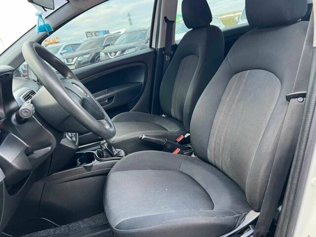 Білий Фіат Гранде Пунто, об'ємом двигуна 1.4 л та пробігом 76 тис. км за 6890 $, фото 13 на Automoto.ua