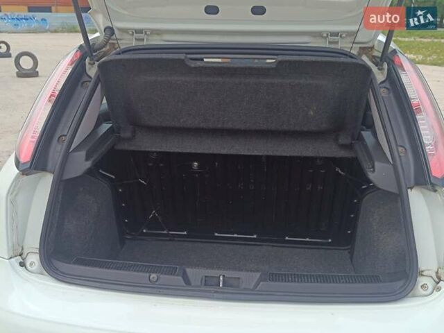 Белый Фиат Гранде Пунто, объемом двигателя 1.25 л и пробегом 262 тыс. км за 4700 $, фото 30 на Automoto.ua