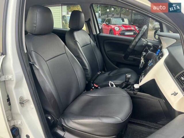 Фіат Гранде Пунто 2012 у Києві на Automoto.ua Білий Фіат Гранде Пунто, об'ємом двигуна 1.37 л та пробігом 194 тис. км за 5990 $, фото 11 на Automoto.ua