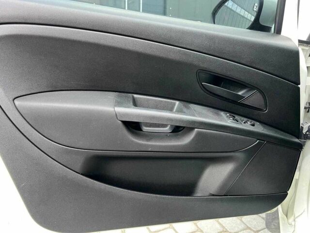 Білий Фіат Гранде Пунто, об'ємом двигуна 1.4 л та пробігом 76 тис. км за 6890 $, фото 10 на Automoto.ua