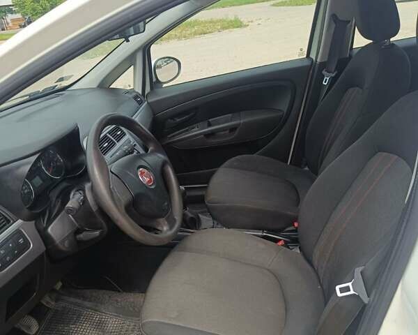 Белый Фиат Гранде Пунто, объемом двигателя 1.25 л и пробегом 262 тыс. км за 4700 $, фото 17 на Automoto.ua