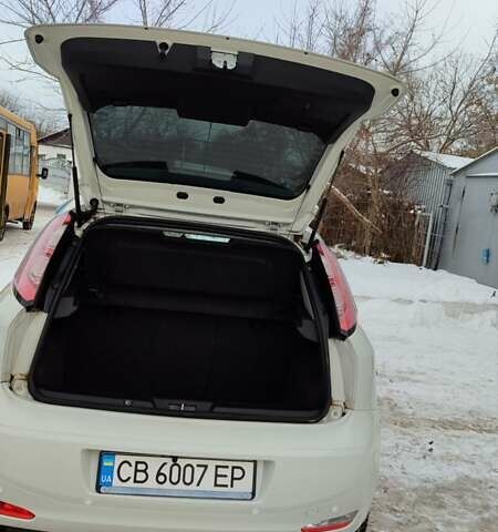 Белый Фиат Гранде Пунто, объемом двигателя 1.4 л и пробегом 107 тыс. км за 6000 $, фото 12 на Automoto.ua