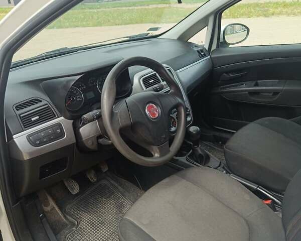 Белый Фиат Гранде Пунто, объемом двигателя 1.25 л и пробегом 262 тыс. км за 4700 $, фото 20 на Automoto.ua