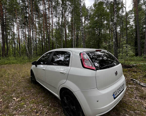 Белый Фиат Гранде Пунто, объемом двигателя 1.37 л и пробегом 104 тыс. км за 4800 $, фото 2 на Automoto.ua