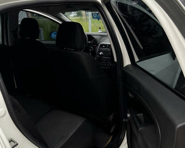 Белый Фиат Гранде Пунто, объемом двигателя 1.37 л и пробегом 104 тыс. км за 4800 $, фото 9 на Automoto.ua