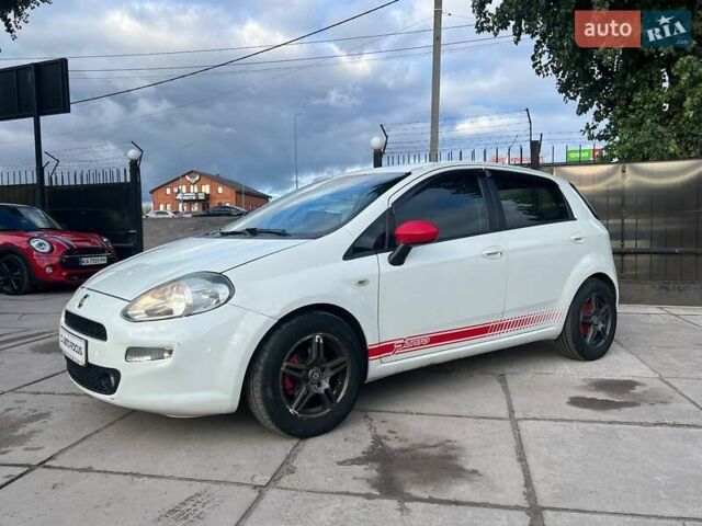 Фіат Гранде Пунто 2012 у Києві на Automoto.ua Білий Фіат Гранде Пунто, об'ємом двигуна 1.37 л та пробігом 194 тис. км за 5990 $, фото 2 на Automoto.ua