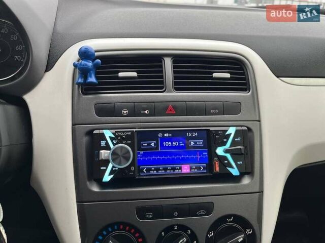 Білий Фіат Гранде Пунто, об'ємом двигуна 1.37 л та пробігом 194 тис. км за 5590 $, фото 19 на Automoto.ua