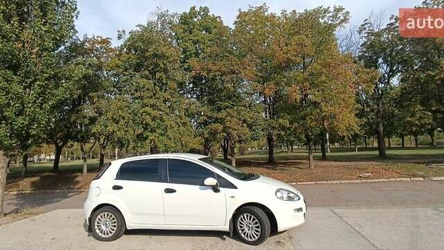 Білий Фіат Гранде Пунто, об'ємом двигуна 1.4 л та пробігом 270 тис. км за 4500 $, фото 2 на Automoto.ua
