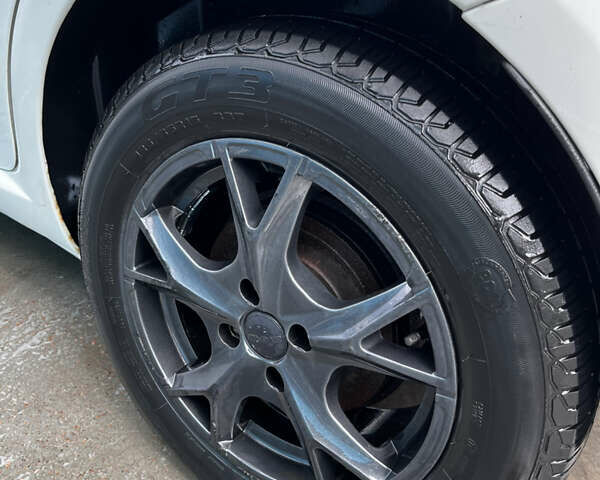 Белый Фиат Гранде Пунто, объемом двигателя 1.37 л и пробегом 104 тыс. км за 4800 $, фото 6 на Automoto.ua