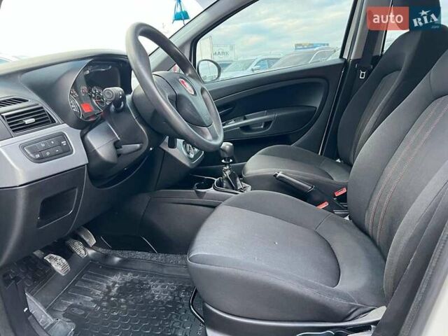 Білий Фіат Гранде Пунто, об'ємом двигуна 1.4 л та пробігом 76 тис. км за 6890 $, фото 18 на Automoto.ua