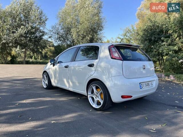 Белый Фиат Гранде Пунто, объемом двигателя 1.25 л и пробегом 145 тыс. км за 7000 $, фото 18 на Automoto.ua