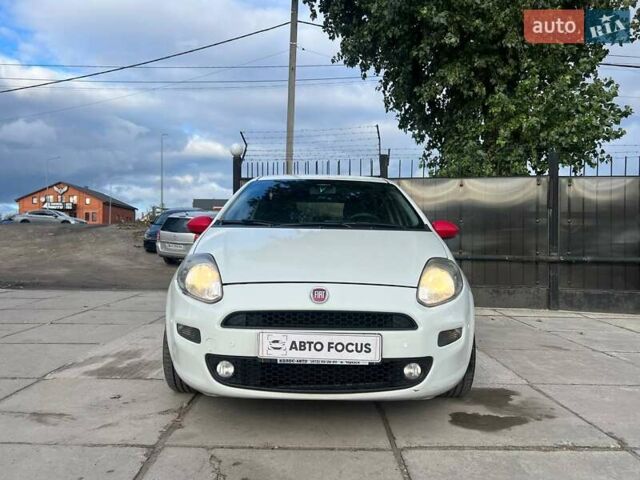 Фіат Гранде Пунто 2012 у Києві на Automoto.ua Білий Фіат Гранде Пунто, об'ємом двигуна 1.37 л та пробігом 194 тис. км за 5990 $, фото 1 на Automoto.ua