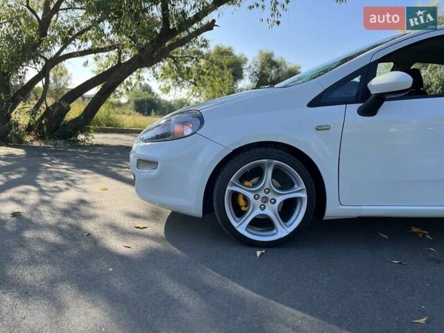 Белый Фиат Гранде Пунто, объемом двигателя 1.25 л и пробегом 145 тыс. км за 7000 $, фото 17 на Automoto.ua