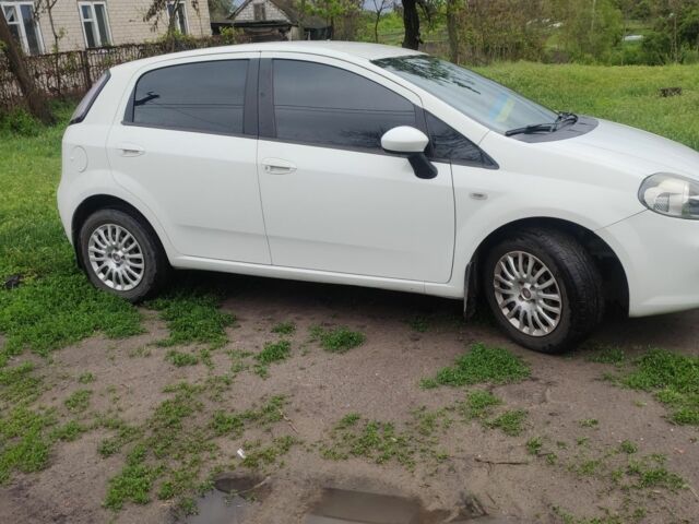 Белый Фиат Гранде Пунто, объемом двигателя 1.4 л и пробегом 205 тыс. км за 5500 $, фото 3 на Automoto.ua