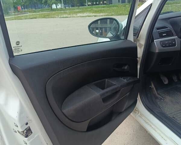 Белый Фиат Гранде Пунто, объемом двигателя 1.25 л и пробегом 262 тыс. км за 4700 $, фото 5 на Automoto.ua