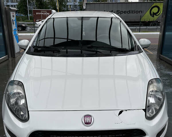 Белый Фиат Гранде Пунто, объемом двигателя 1.37 л и пробегом 104 тыс. км за 4800 $, фото 1 на Automoto.ua