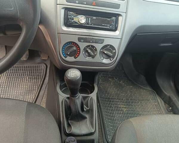 Белый Фиат Гранде Пунто, объемом двигателя 1.25 л и пробегом 262 тыс. км за 4700 $, фото 18 на Automoto.ua