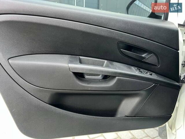 Білий Фіат Гранде Пунто, об'ємом двигуна 1.4 л та пробігом 76 тис. км за 6890 $, фото 14 на Automoto.ua