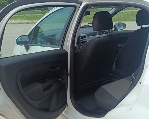 Белый Фиат Гранде Пунто, объемом двигателя 1.25 л и пробегом 262 тыс. км за 4700 $, фото 3 на Automoto.ua