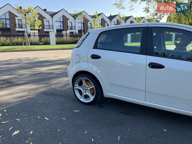 Фіат Гранде Пунто 2012 у Белой Церкве на Automoto.ua Білий Фіат Гранде Пунто, об'ємом двигуна 1.25 л та пробігом 145 тис. км за 7000 $, фото 1 на Automoto.ua
