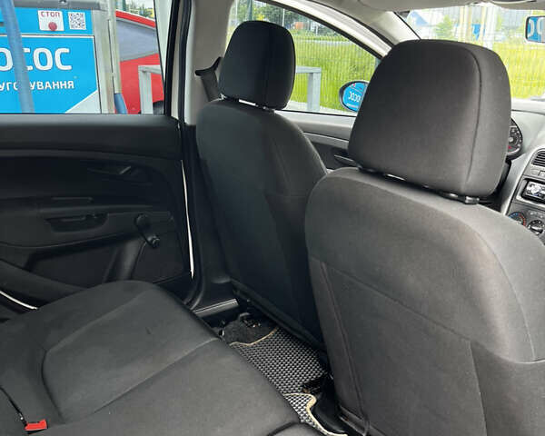 Белый Фиат Гранде Пунто, объемом двигателя 1.37 л и пробегом 104 тыс. км за 4800 $, фото 8 на Automoto.ua