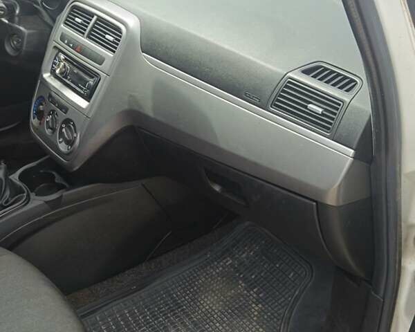 Белый Фиат Гранде Пунто, объемом двигателя 1.25 л и пробегом 262 тыс. км за 4700 $, фото 22 на Automoto.ua