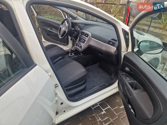 Белый Фиат Гранде Пунто, объемом двигателя 1.37 л и пробегом 130 тыс. км за 5300 $, фото 6 на Automoto.ua