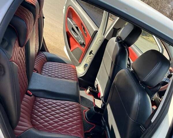 Белый Фиат Гранде Пунто, объемом двигателя 1.37 л и пробегом 114 тыс. км за 6199 $, фото 8 на Automoto.ua