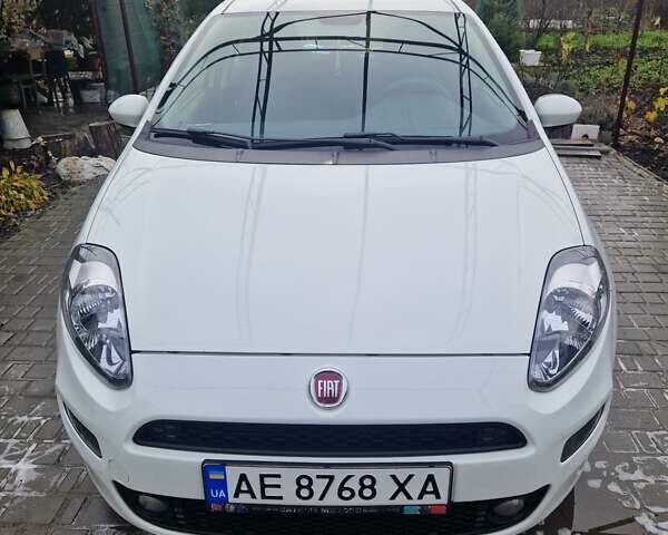 Белый Фиат Гранде Пунто, объемом двигателя 1.37 л и пробегом 130 тыс. км за 5300 $, фото 5 на Automoto.ua
