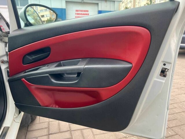 Белый Фиат Гранде Пунто, объемом двигателя 1.4 л и пробегом 114 тыс. км за 6690 $, фото 20 на Automoto.ua