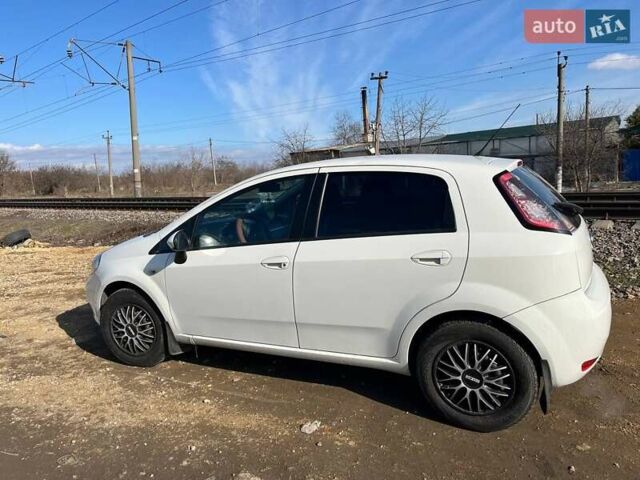 Белый Фиат Гранде Пунто, объемом двигателя 1.37 л и пробегом 114 тыс. км за 6199 $, фото 3 на Automoto.ua