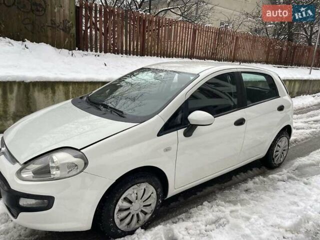 Білий Фіат Гранде Пунто, об'ємом двигуна 1.3 л та пробігом 141 тис. км за 4653 $, фото 7 на Automoto.ua