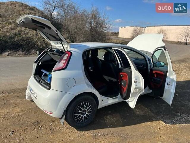 Белый Фиат Гранде Пунто, объемом двигателя 1.37 л и пробегом 114 тыс. км за 6199 $, фото 7 на Automoto.ua