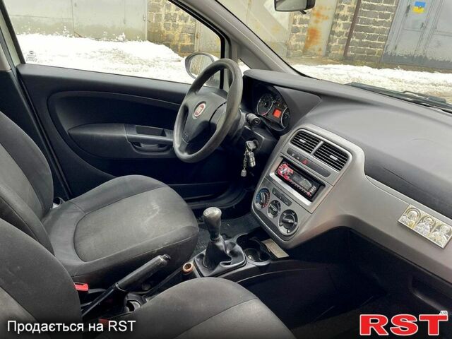 Белый Фиат Гранде Пунто, объемом двигателя 1.4 л и пробегом 141 тыс. км за 4650 $, фото 1 на Automoto.ua