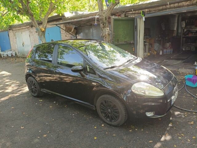 Черный Фиат Гранде Пунто, объемом двигателя 1.2 л и пробегом 287 тыс. км за 4500 $, фото 1 на Automoto.ua